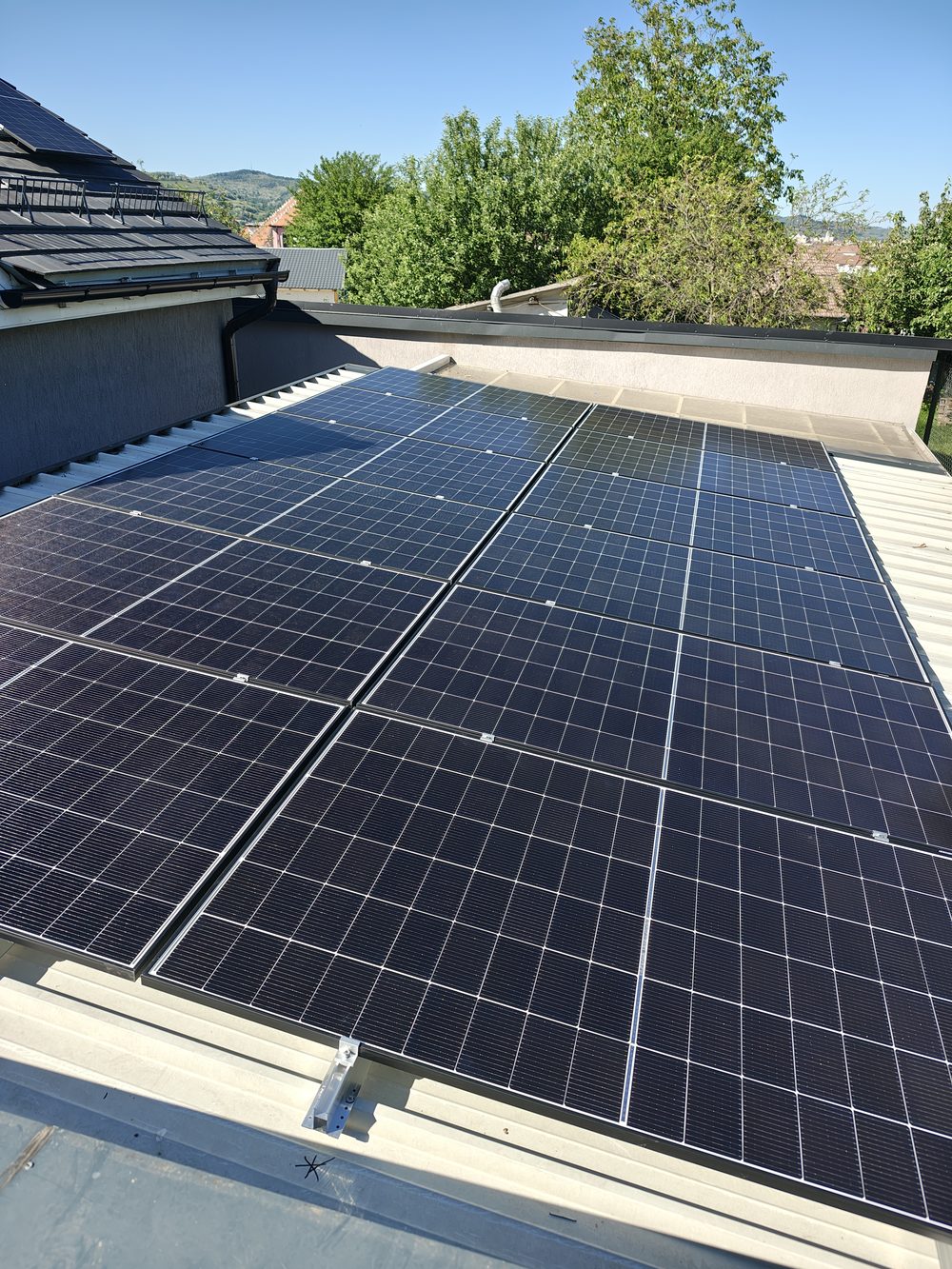 Sistem fotovoltaic montat pe acoperiș