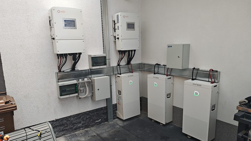 Sistem fotovoltaic hibrid cu baterii de stocare