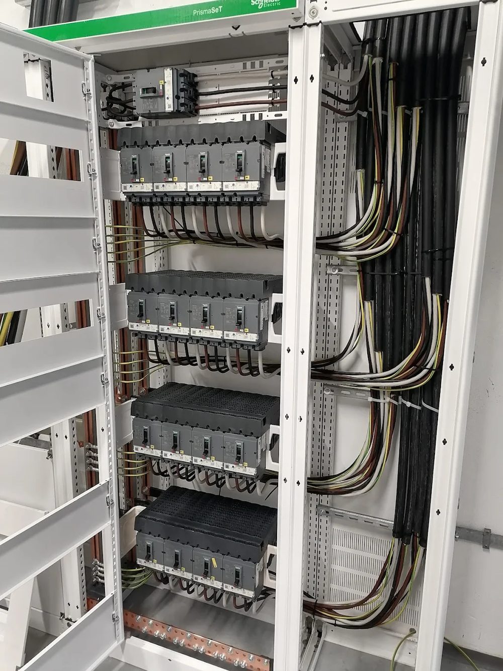 Tablou industrial Schneider cu întreruptoare de putere